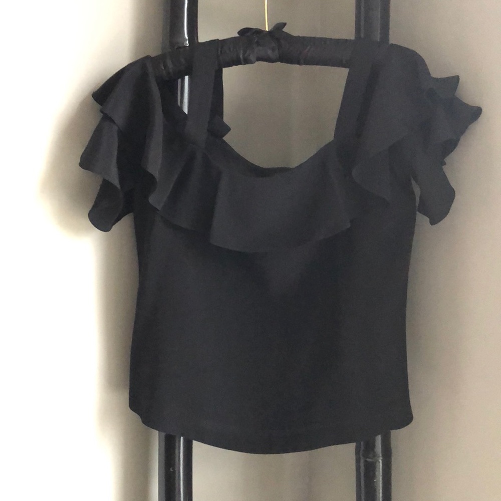 Off shoulders ruffled top